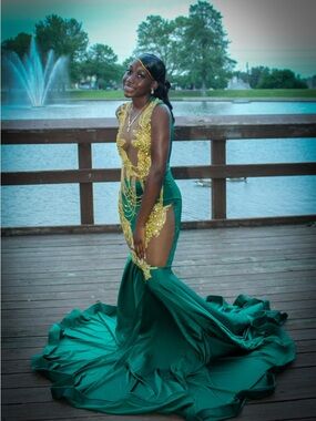 Elegant Emerald Prom Gown with Gold Lace Accents